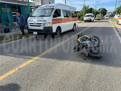 Queda con lesiones al estrellarse en colectivo