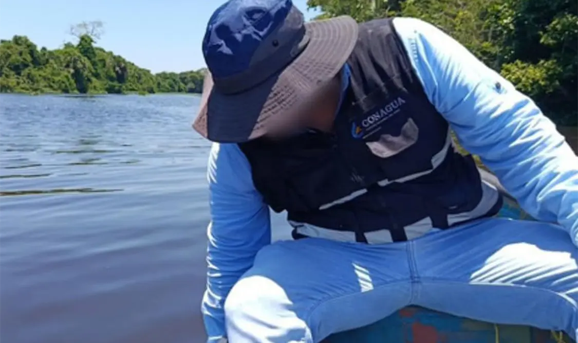 Personal de Conagua toma muestras de agua. Cortesía