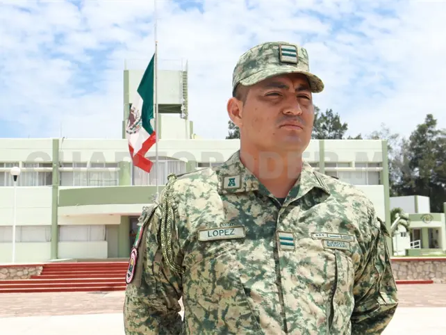 Carlos Alejandro: un pap&aacute; en el mundo militar
