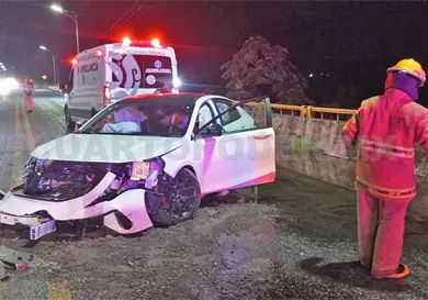 Se estrella en muro por culpa de asfalto mojado Se estrella en muro por culpa de asfalto mojado