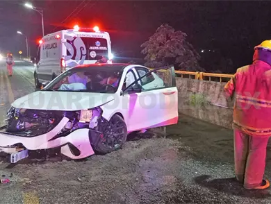 Se estrella en muro por culpa de asfalto mojado