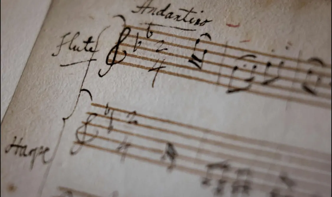 La fotografía muestra un fragmento original del cuaderno de música de Wolfgang Amadeus Mozart en la Biblioteca Richelieu de París. Cortesía