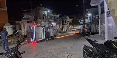Patrulla vuelca al tratar de arrestar a un infractor Patrulla vuelca al tratar de arrestar a un infractor