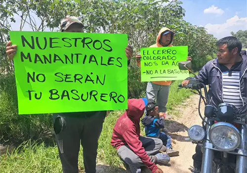 Retienen pobladores a funcionarios ambientales