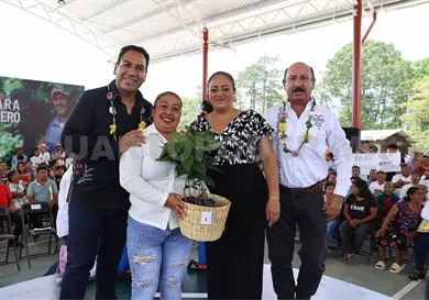 Eduardo Ram&iacute;rez entrega apoyos al campo y obras