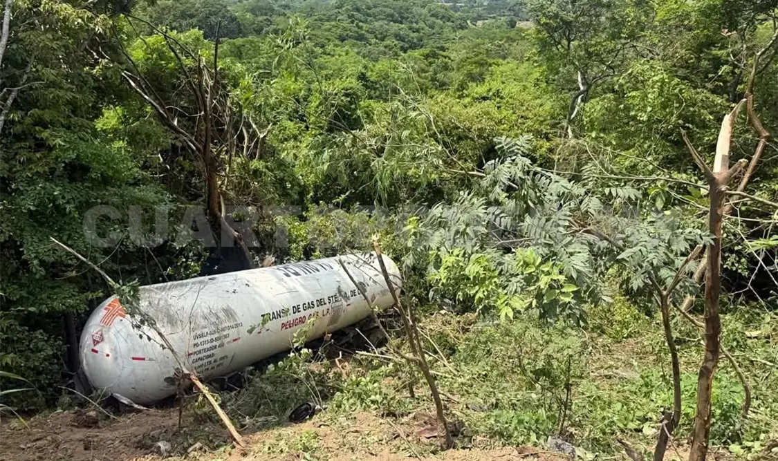 La pipa terminó en el fondo de un barranco de aproximadamente 20 metros de profundidad. Cortesía