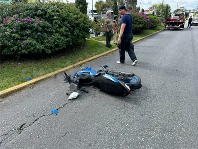 Motociclista se pasa el alto y lo embisten Motociclista se pasa el alto y lo embisten