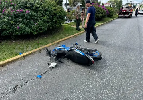 Motociclista se pasa el alto y lo embisten