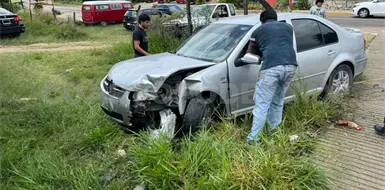 Conductora pierde el control y se estrella Conductora pierde el control y se estrella