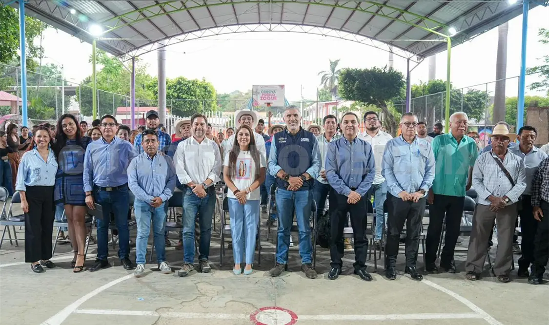 Autoridades ejidales, ejidatarios y habitantes participaron en una asamblea encabezada por la secretaria de Infraestructura. CP