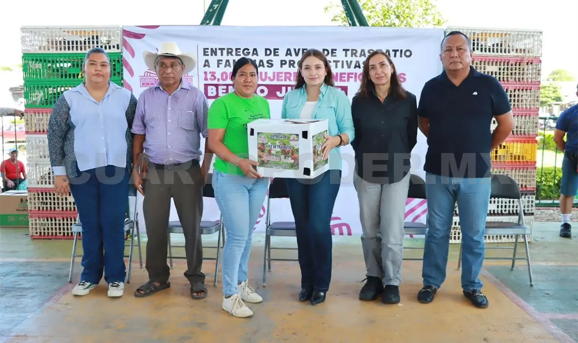 La alcaldesa de Villaflores entregó mil paquetes de 10 aves de traspatio. Cortesía