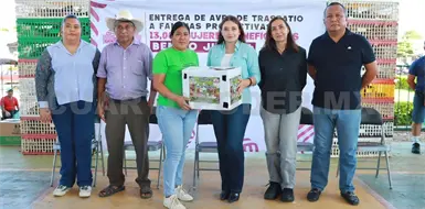 Valeria Rosales entrega paquetes de aves a mujeres