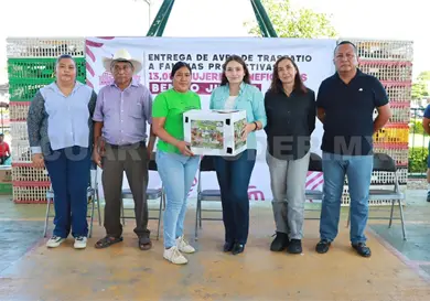 Valeria Rosales entrega paquetes de aves a mujeres