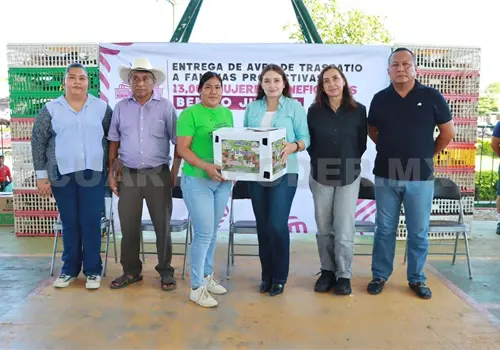 Valeria Rosales entrega paquetes de aves a mujeres