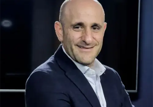 Alberto Lati, de la crónica al doblaje Alberto Lati, de la crónica al doblaje