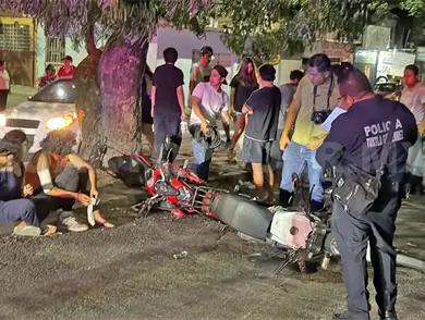 Tres lesionados en colisi&oacute;n de motos