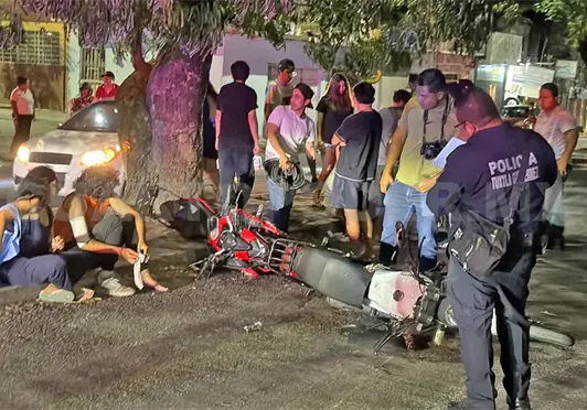 Tres lesionados en colisión de motos Tres lesionados en colisión de motos