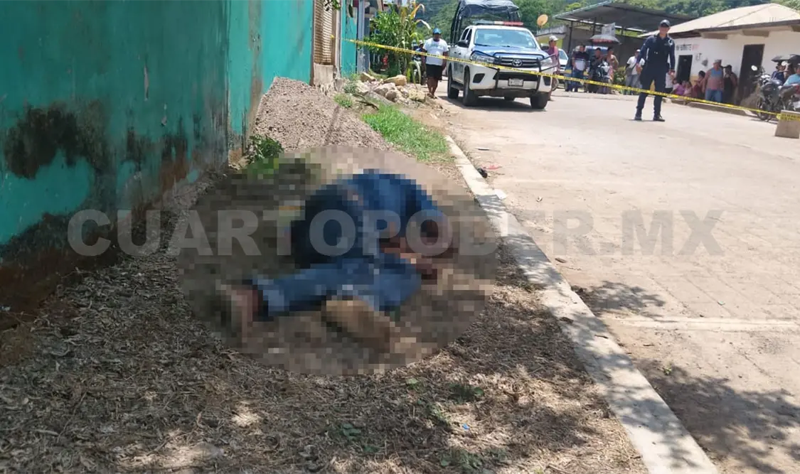 Elementos de seguridad y paramédicos acudieron a San José El Limar por el hallazgo de un hombre inerte. Genaro Sánchez / CP