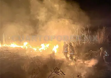 Bomberos controlan incendio de pastizal