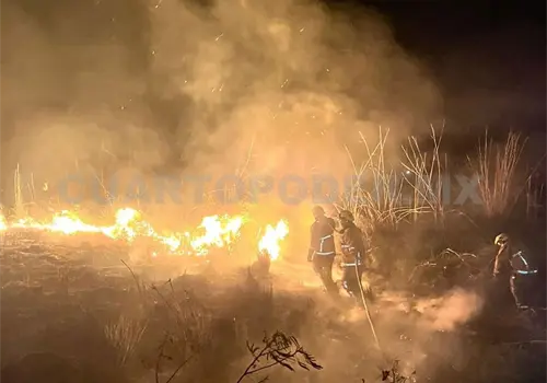 Bomberos controlan incendio de pastizal
