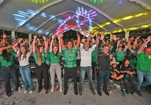 ERA celebra junto a la afici&oacute;n el triunfo de M&eacute;xico