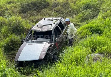 Se sale de la v&iacute;a y acaba volcando