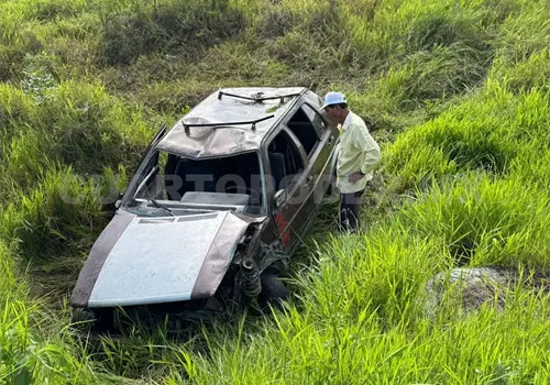 Se sale de la v&iacute;a y acaba volcando
