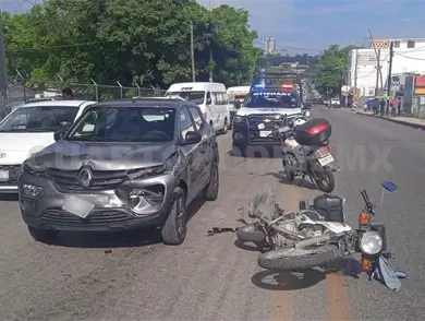 Impactan a motorista y resulta lesionado