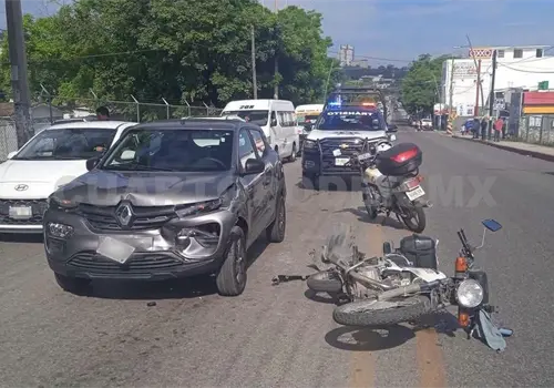 Impactan a motorista y resulta lesionado