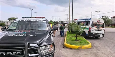 Combi se queda sin frenos y se estampa contra camell&oacute;n