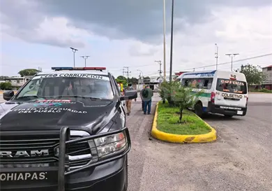Combi se queda sin frenos y se estampa contra camell&oacute;n