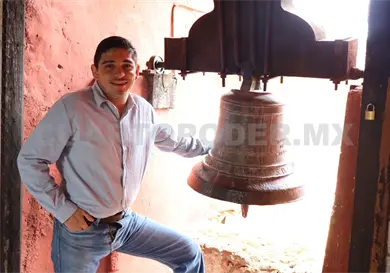 Axel Yael, campanero que mantiene viva la tradici&oacute;n