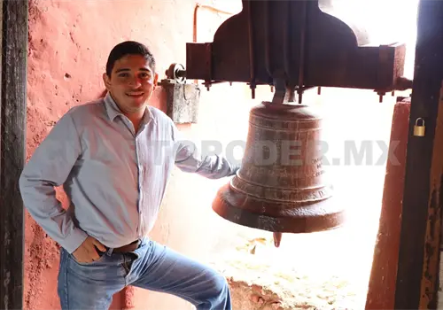 Axel Yael, campanero que mantiene viva la tradici&oacute;n