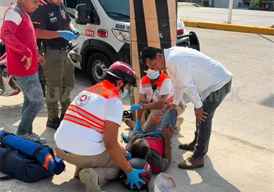 Impactan a motorista y termina con fractura