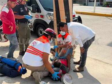Impactan a motorista y termina con fractura