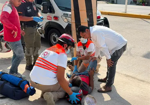 Impactan a motorista y termina con fractura