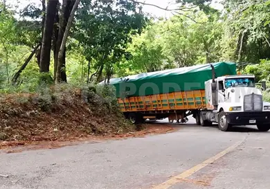 Tractocami&oacute;n queda atorado en cuneta