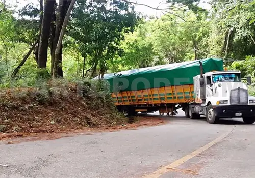 Tractocami&oacute;n queda atorado en cuneta