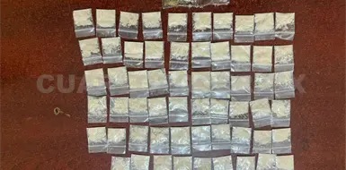 Militares aseguran droga y motocicleta