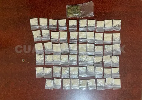 Militares aseguran droga y motocicleta