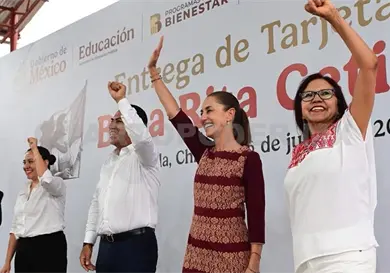 Sheinbaum entrega tarjetas de la Beca Rita Cetina