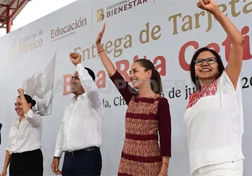 Sheinbaum entrega tarjetas de la Beca Rita Cetina