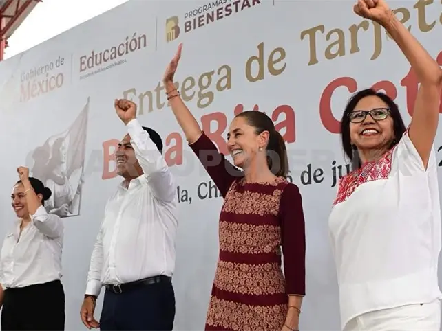 Sheinbaum entrega tarjetas de la Beca Rita Cetina