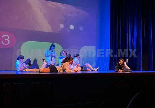 Alumnos exploran la direcci&oacute;n esc&eacute;nica