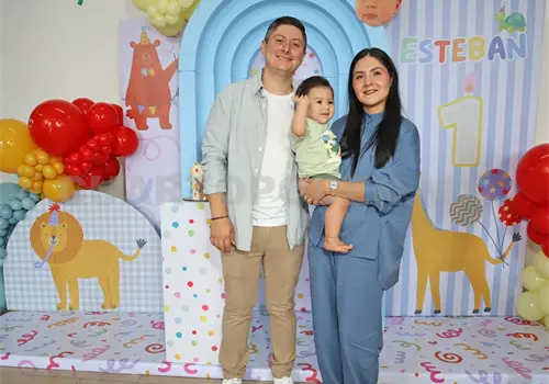 Esteban, feliz en su primer a&ntilde;ito