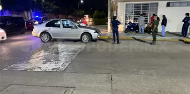 Motociclista acaba herido al rebasar peligrosamente