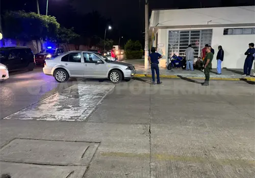Motociclista acaba herido al rebasar peligrosamente