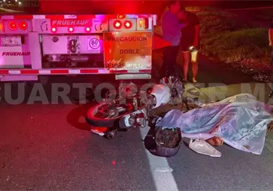 Pierde la vida al impactar en tr&aacute;iler