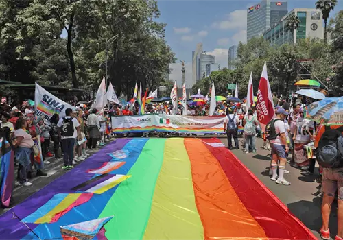 Marcha del Orgullo LGBT+ pinta de colores las calles