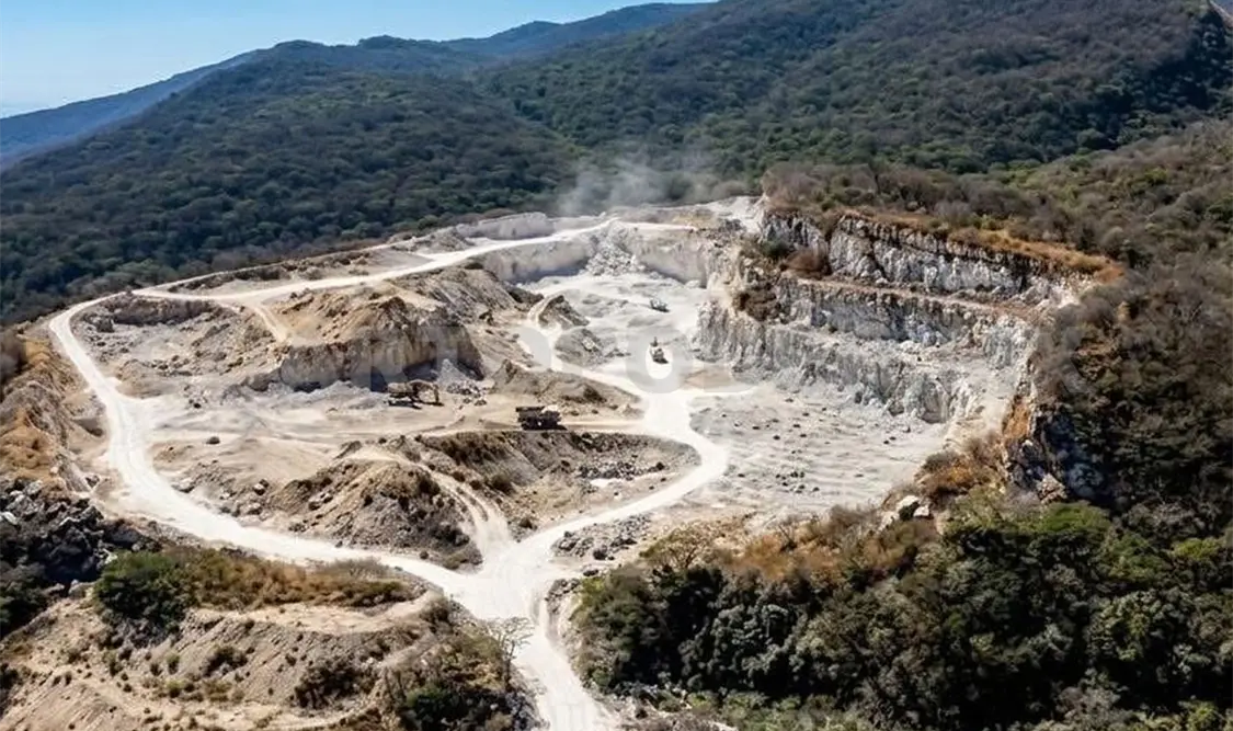 Diversas trituradoras operan en esa reserva natural devastando cerros, árboles y amplias áreas verdes. CP